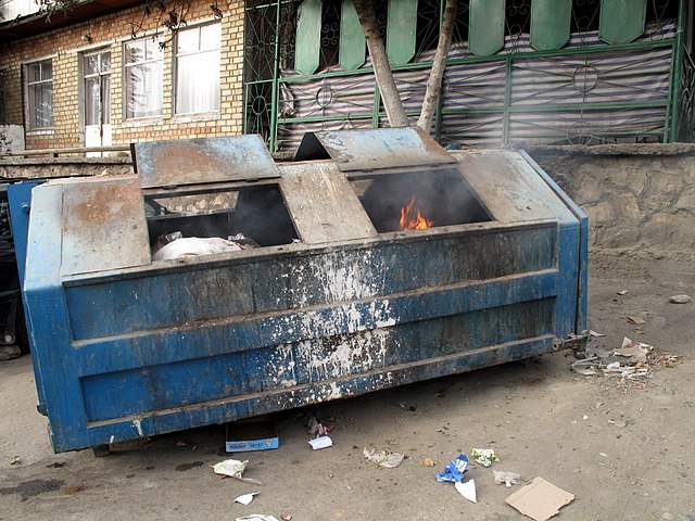 File:Dumpster Fire (3968047605).jpg - Wikimedia Commons