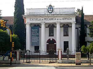 Edificio cuatro columnas