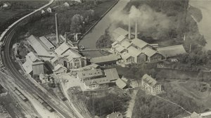 Wildegg cement factory between 1918 and 1937. The in-house power plant can be seen between the building complexes