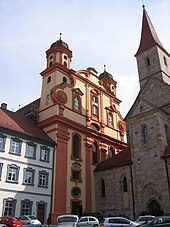 Blick auf die Fassade der evangelischen Stadtkirche. Rechts im Bild die Basilika St. Vitus