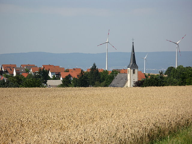 St. Laurentius inmitten des Ortskerns (vom Norden aus fotografiert)