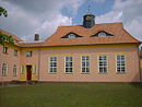 Schule mit zwei Lehrerhäusern