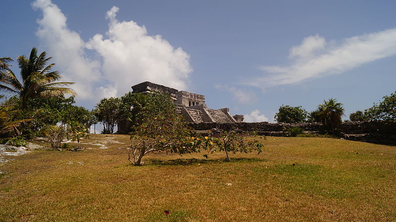 File:Edificio y nubes.JPG