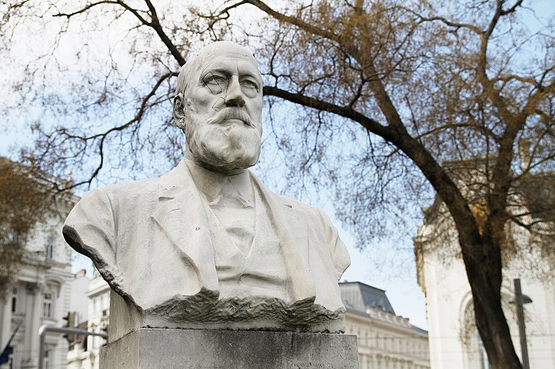 File:Eduard Suess Schwarzenbergplatz Wien.jpg