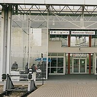 Empfangsgebäude von 1988 vom Bahnsteig gesehen