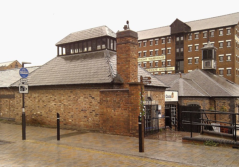 File:Engine House, Gloucester Docks. - panoramio.jpg