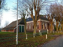 Kop-rompboerderij Euvelgunnerheem (voorhuis 1907, schuur 18e eeuw)