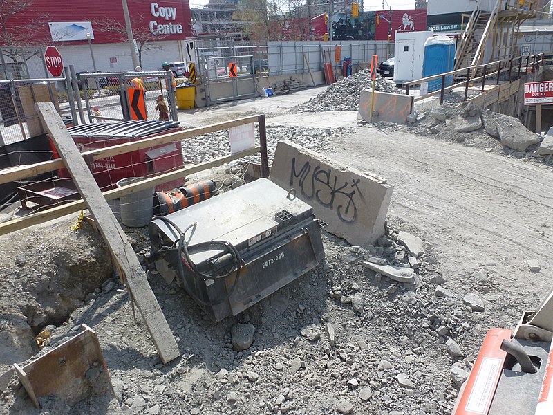 File:Excavation of the new Globe and Mail building, looking west, 2014 05 12 (18).JPG - panoramio.jpg