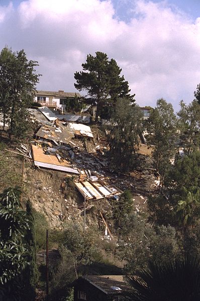 File:FEMA - 13765 - Photograph by FEMA News Photo taken on 01-17-1994 in California.jpg