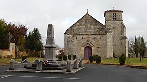 FR 17 Aumagne - Monument aux morts et eglise Saint-Pierre.jpg