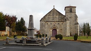 FR 17 Aumagne - Monument aux morts et église Saint-Pierre.jpg