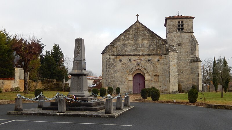 File:FR 17 Aumagne - Monument aux morts et église Saint-Pierre.jpg