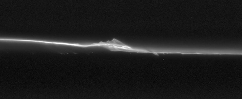 Dinamismo dell'anello F, probabilmente dovuto agli effetti perturbanti di piccole lune orbitanti vicino o attraverso il nucleo dell'anello.