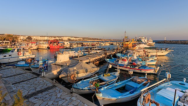 Blick vom Hafen Ayia Napa auf die Hotelanlagen (2017)