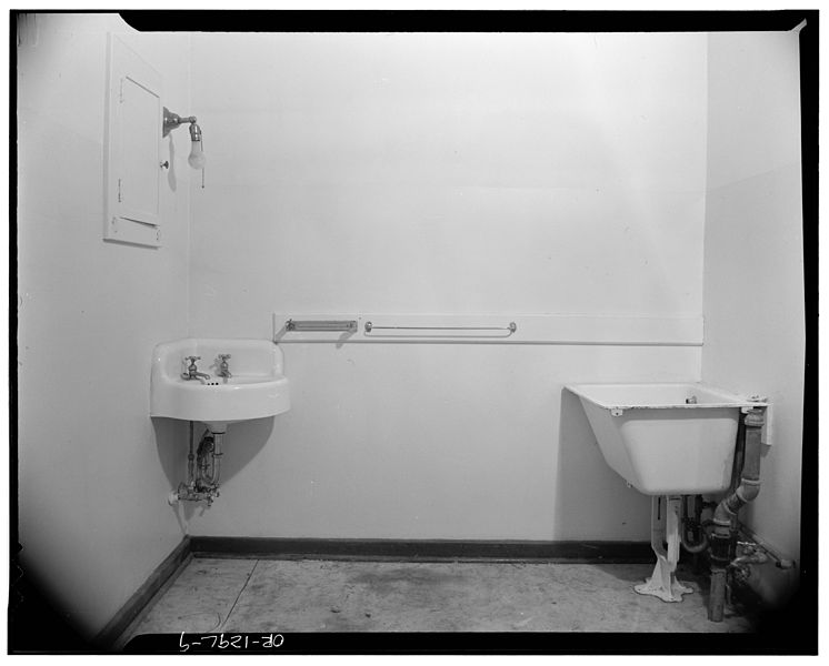 File:File-5495 Chugath Street - second floor washroom - Chemawa Indian School - Salem Oregon.jpg