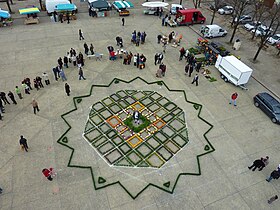 Plan de la ville en fleur sur la place d'Armes.