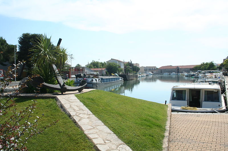 File:Frontignan quais canal Rhone.JPG