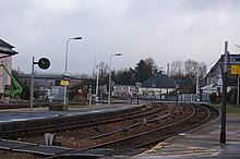 Voies quais et passage à niveau en direction de Lison.