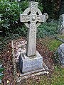 Արչիբալդ Գեյկի գերեզմանաքարը Սուրբ Բարդուղիմեոսի եկեղեցու բակում, Հասլեմերե, Սուրեյ, Մեծ Բրիտանիա: Տապանաքարին գրված է. «Դառնալ Աստծո ընկերներ»։