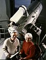Eugene et Carolyn Shoemaker. À l'arrière-plan, le télescope de Schmidt de 46 cm d'ouverture.