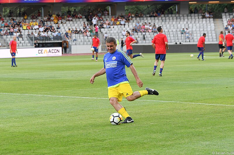 File:Generația de Aur vs Barcelona Legends (0-2) 2018 Sports Festival - meciul amintirilor. (52810598719).jpg