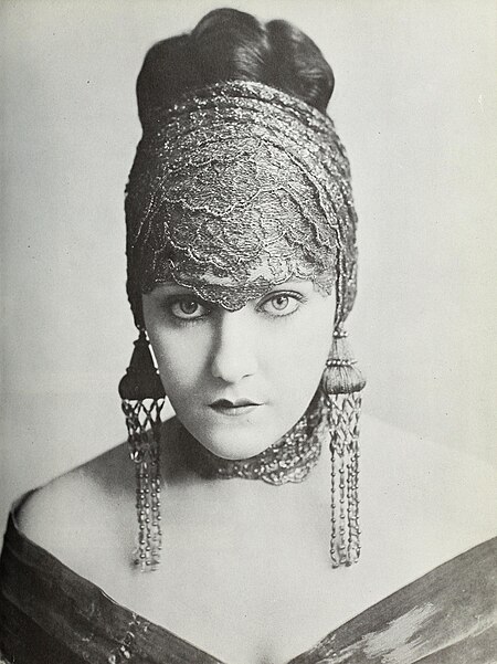 Tập_tin:Gloria_Swanson_-_A_Pictorial_History_of_the_Silent_Screen.jpg