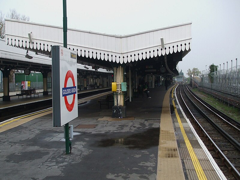 File:Golders Green stn through southbound look north.JPG