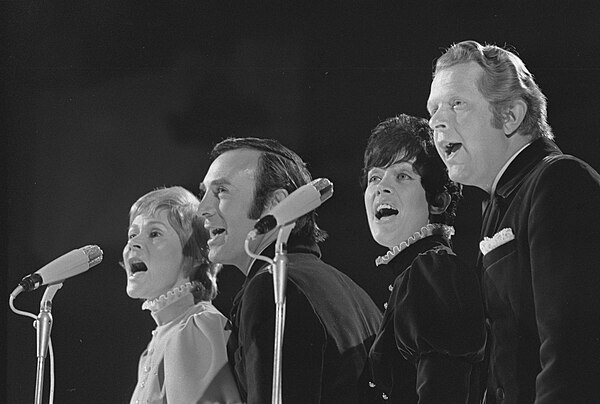 The Anita Kerr Singers performing in Amsterdam for the Edison Award ceremony in 1970 (from left to right, Anita Kerr, Gene Merlino, Jackie Ward and Bo