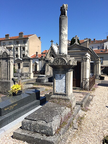 File:Grave of Louis Benoit.jpg