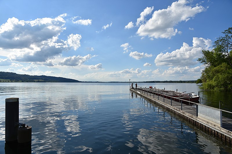 File:Greifensee in Niederuster, Blickrichtung Dübendorf-Schwerzenbach, Pfannenstiel-Forch ganz links 2016-06-06 18-10-25.JPG