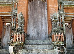 Guardian Sculptures with European Crowns, Pura Taman Ayun 1498.jpg