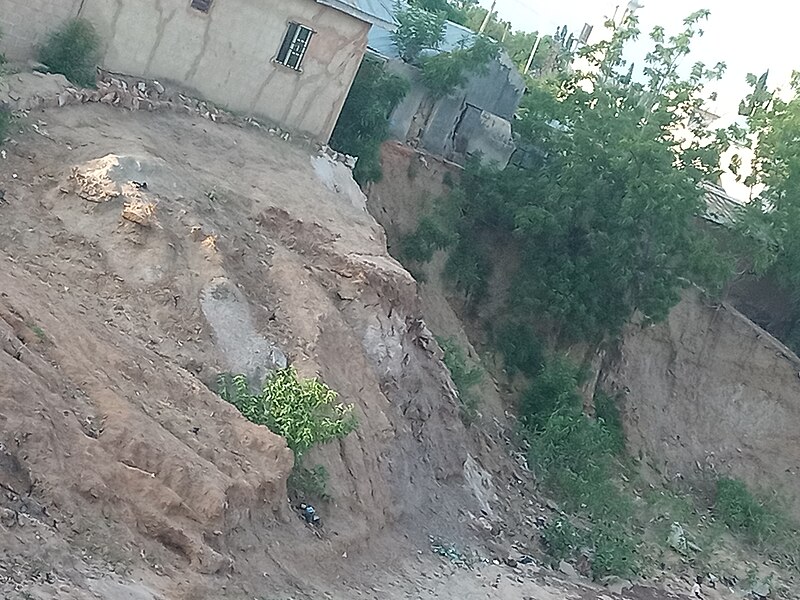 File:Gully erosion in Gombe 04.jpg