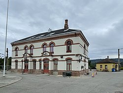 Hønefoss stasjon, nymalt 2022.jpg
