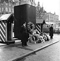 HUA-166920-Afbeelding van de plechtigheid tijdens de herdenking van de slachtoffers van de treinramp te Harmelen op 8 januari 1962, bij het monument voor tijdens de oorlog gevallen spoorwegpersoneel aan het More.jpg