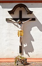 Kruisbeeld aan de zuidelijke kerkmuur in de Franziskanerhof