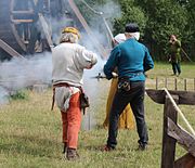 En rekonstrueret hagebøsse affyres på Middelaldercentret.