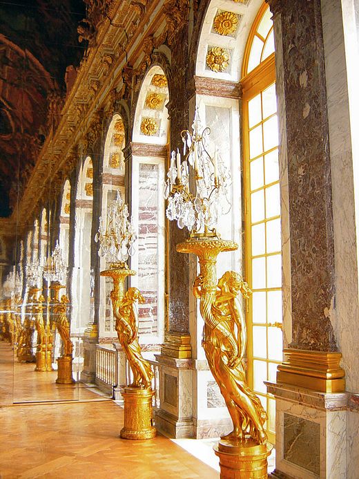 Галереи версаля. Версаль зеркальная галерея Версальского дворца. Версальский дворец Версаль внутри. Версаль интерьеры дворца зеркальная галерея. Версальский дворец внутри зеркальная галерея.