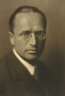 Hans Thirring (1888-1976) Tahun 1927 © Georg Fayer (1892-1950) OeNB 10452436.jpg