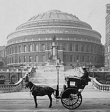 Hansom cab in 1904 outside the Royal Albert Hall, London Hansom cab 1904.jpg