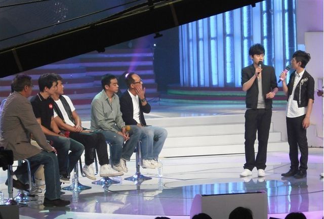 Singers perform on the Chinese variety TV show Happy Camp.