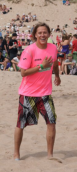 Heikki Sorsa pelaamassa beachfutista Unibetin joukkueessa Yyteri Beachfutis -tapahtumassa 2010.