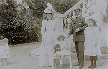 cinci persoane pozează în această lovitură, Geneviève, în vârstă de doi ani, stând în picioare și purtând o pălărie mică, Henriette stând în rochie limpede și purtând o pălărie impunătoare cu pene, Emmanuel stând în haine de stradă, purtând un kepi, ținând un trabuc cu mâna stângă mâna dreaptă sprijinindu-se pe spătarul unui mic fotoliu pe care Sophie stă îmbrăcată într-o șarlotă ușoară și ținând un câine mic cu o haină întunecată și stând în dreapta, Marie-Louise în rochie ușoară cu „o capelină mare