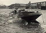 De tweede Velserspoorbrug; circa 1955. De loogtoren van de papierfabriek van Van Gelder is in 1960 opgeblazen.