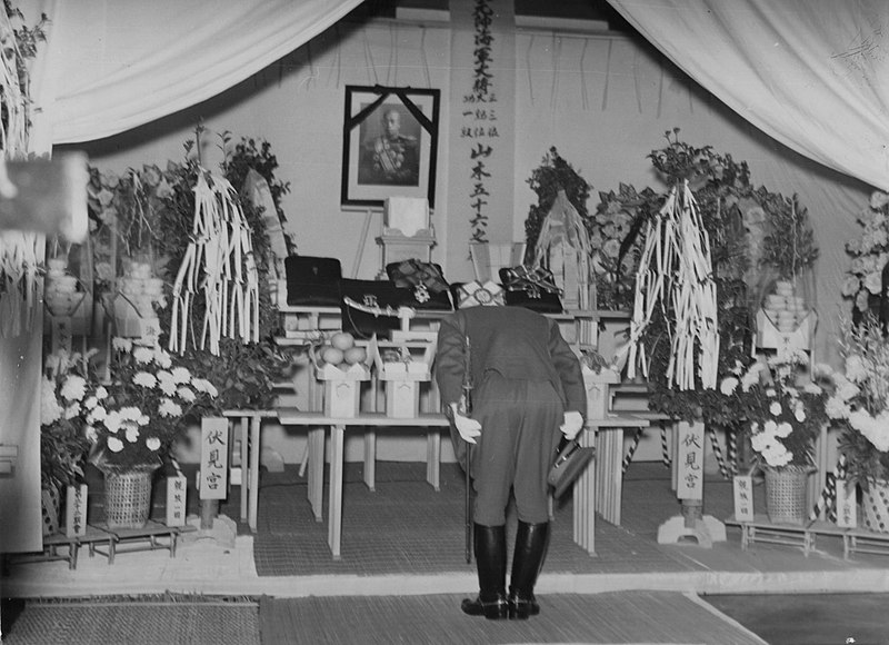 ファイル:Hideki Tojo bows in front of a portrait of late Admiral Isoroku Yamamoto.jpg