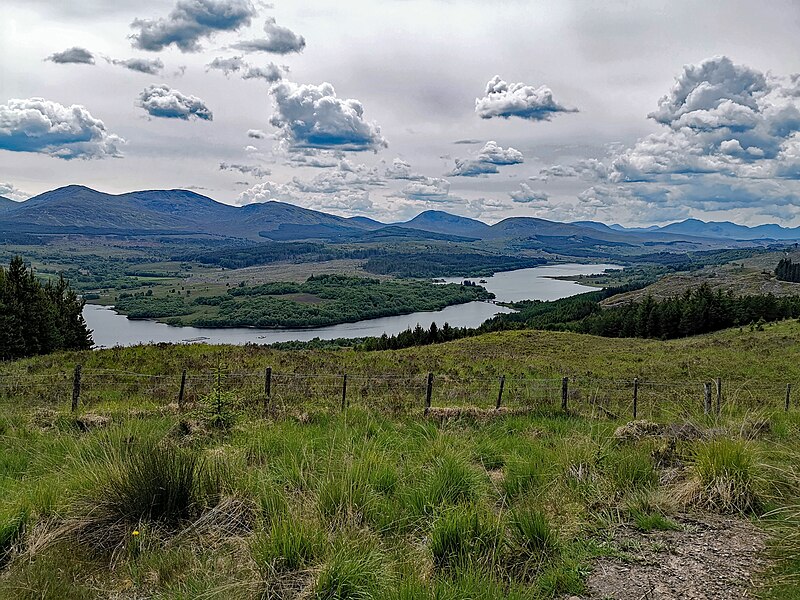 File:Highlands Loch Garry.jpg