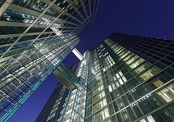 Highlight Towers, um conjunto de duas torres de escritórios construídas em 2004 pelo arquiteto Murphy/Jahn em Munique, Alemanha. (definição 5 214 × 3 670)