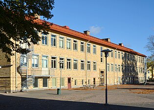 Skolhusarkitektur I Sverige: Svenska skolan i äldre tider, Allmänna folkskolan kräver skolhus, Städernas skolpalats