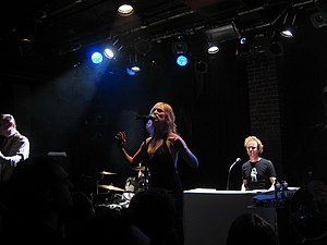 הוברפוניק (עם גייקה ארנרט) בהופעה בפריז, 2008