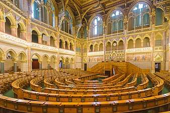 Salle de l'Assemblée nationale de Hongrie. Deux peintures de Zsigmond Vajda encadrent le pupitre du Président.