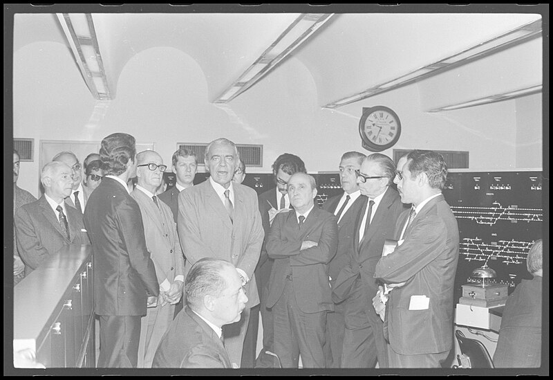 File:Inauguração do Controle de Tráfego Centralizado da Estação da Luz, com as presenças de Mario Andreazza e Paulo Maluf, Arquivo Público do Estado de São Paulo (BR SP APESP ICO RFFSA NEG 0347 002).jpg